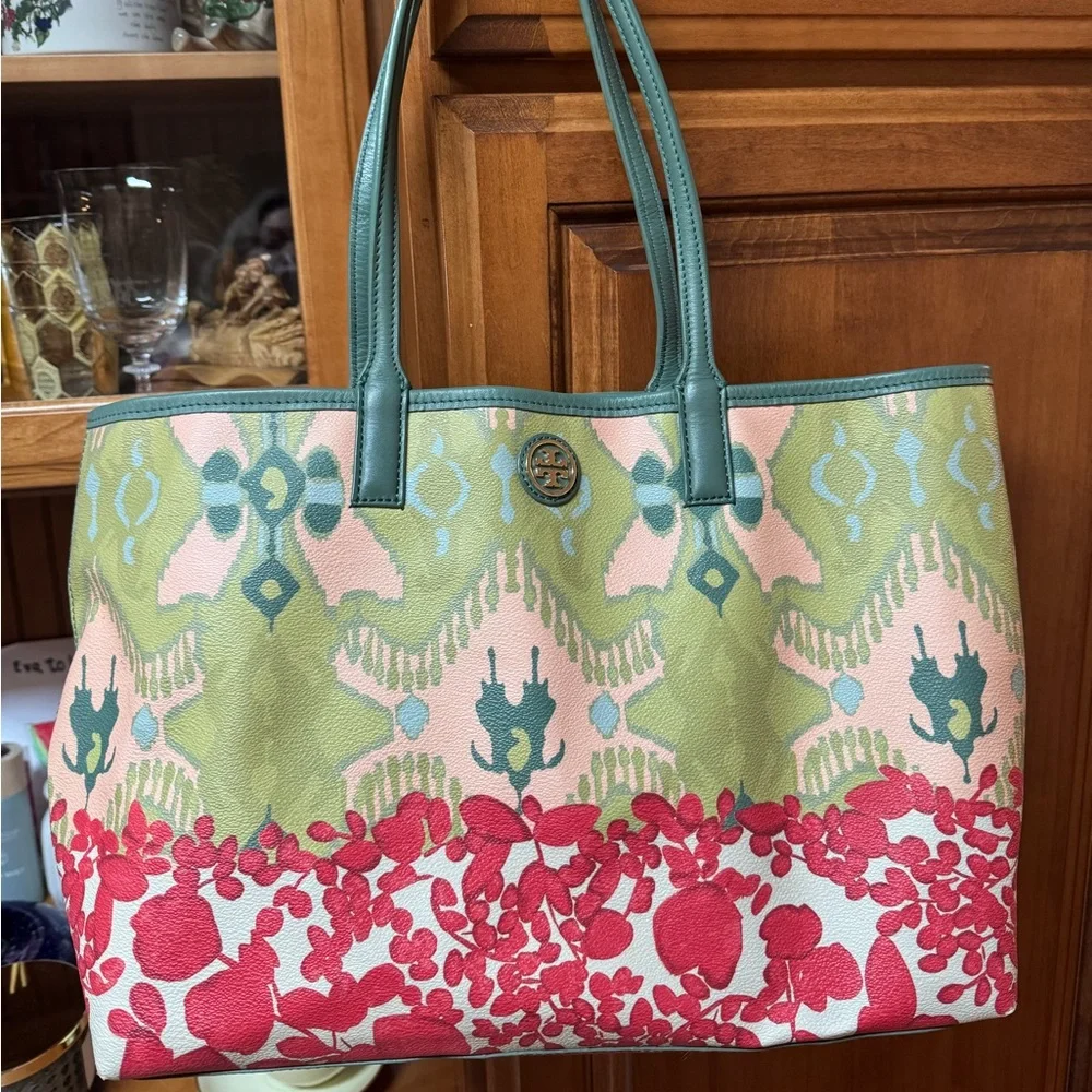 Tory Burch Kerrington tote spot on bottom